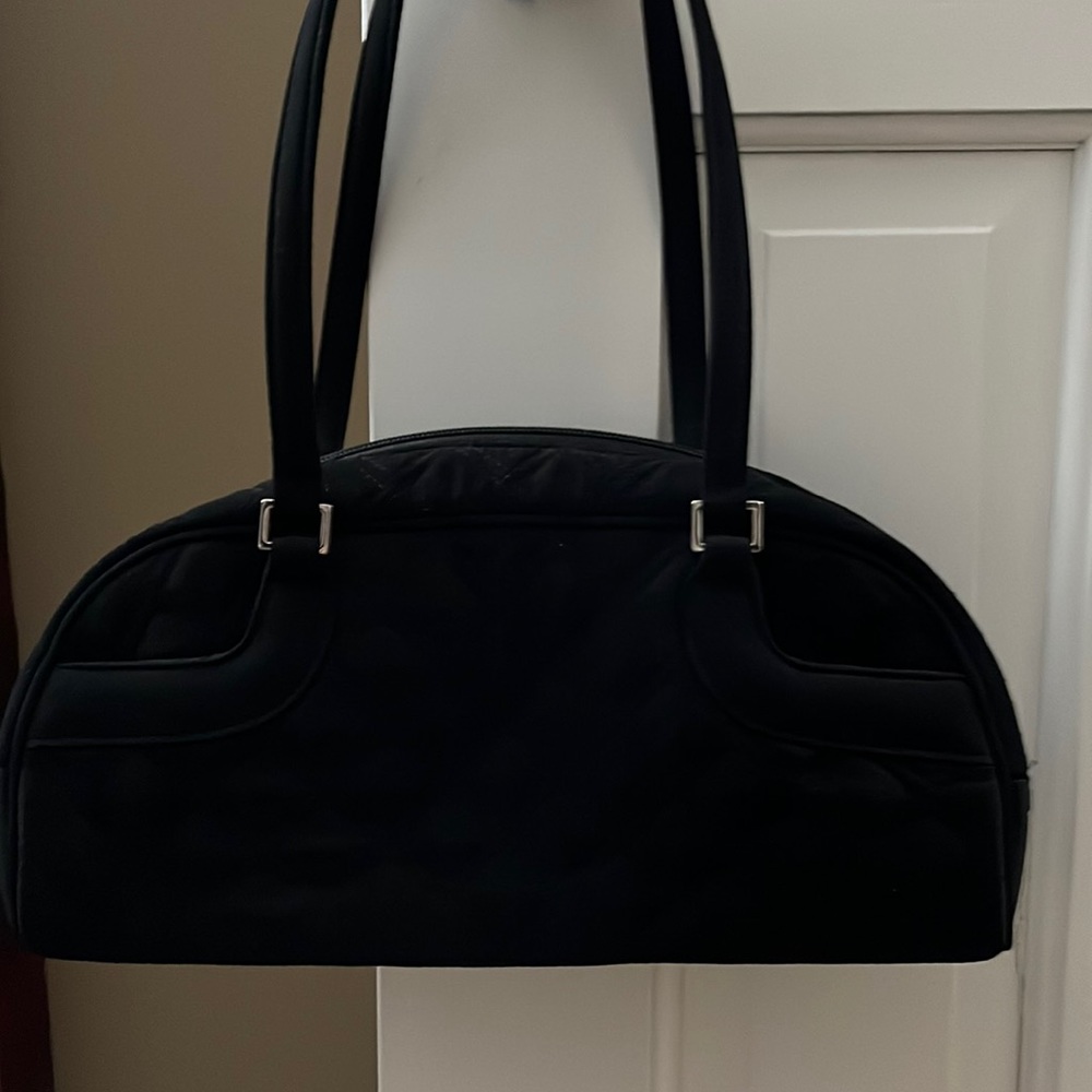 Vera Bradley black purse with inside pockets in excellent condition